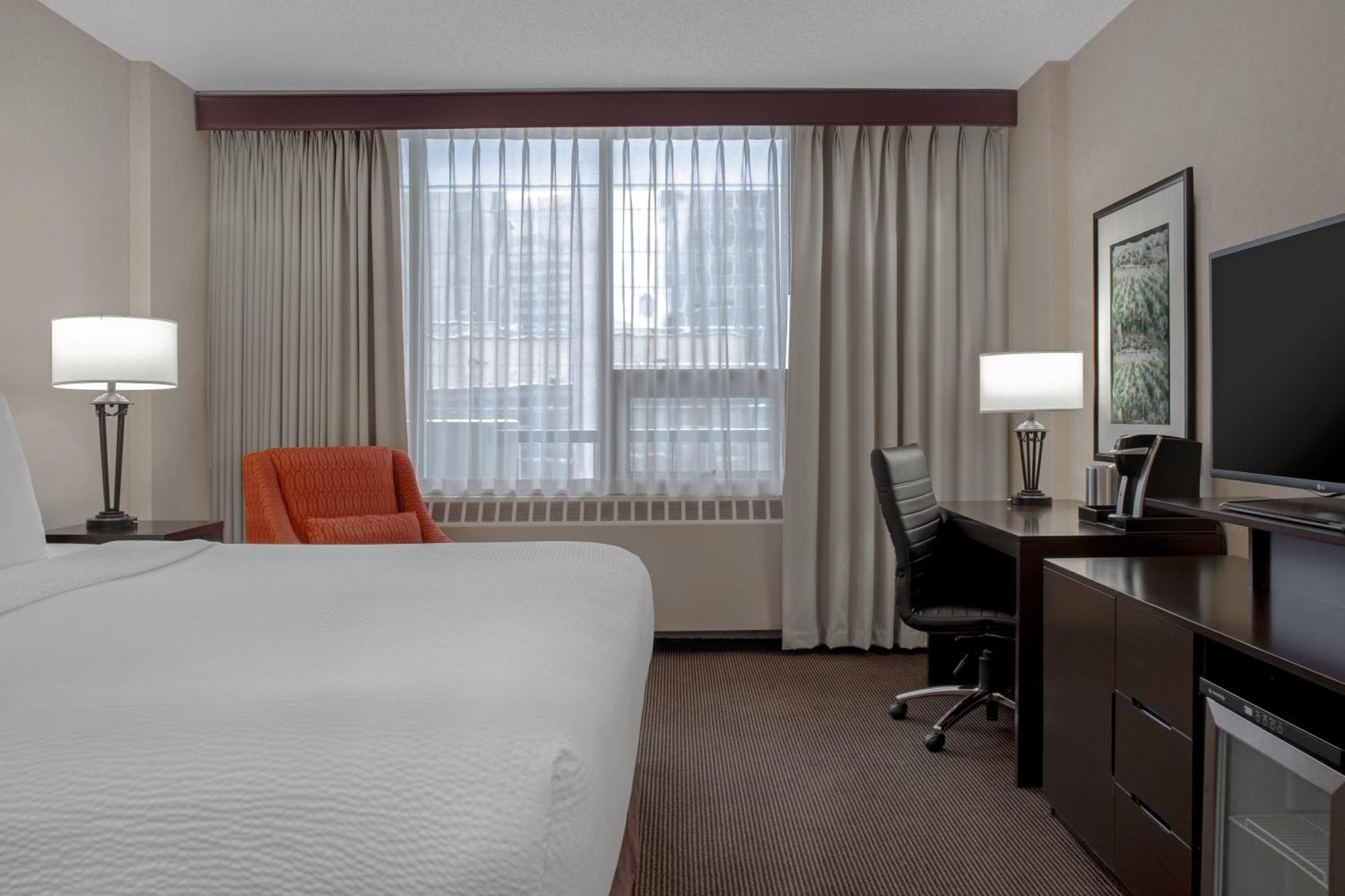 Ramada Plaza By Wyndham Calgary Downtown Hotel Exterior photo