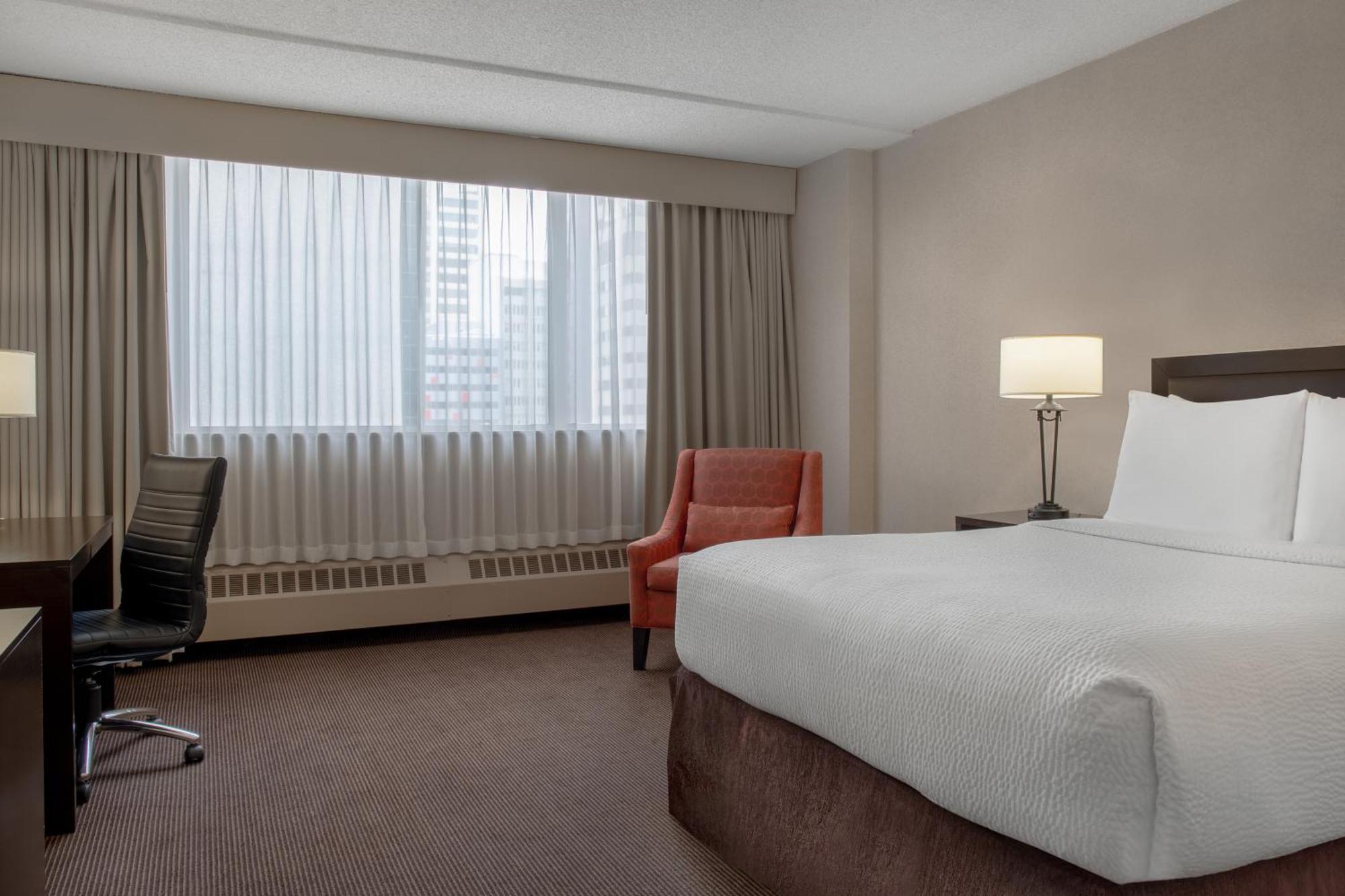Ramada Plaza By Wyndham Calgary Downtown Hotel Exterior photo
